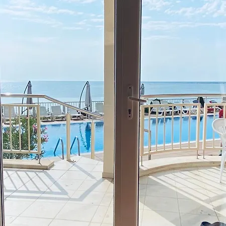 Bellevue Beachfront Paradise *