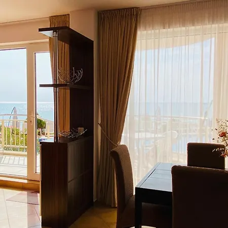 Bellevue Beachfront Paradise Apartament Rawda