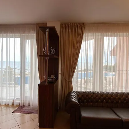 Bellevue Beachfront Paradise Apartament