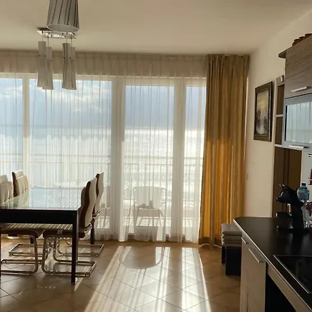 Bellevue Beachfront Paradise Appartement *