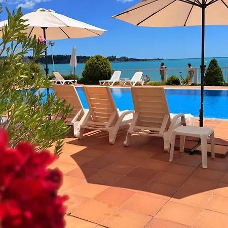 Bellevue Beachfront Paradise Apartment Rawda