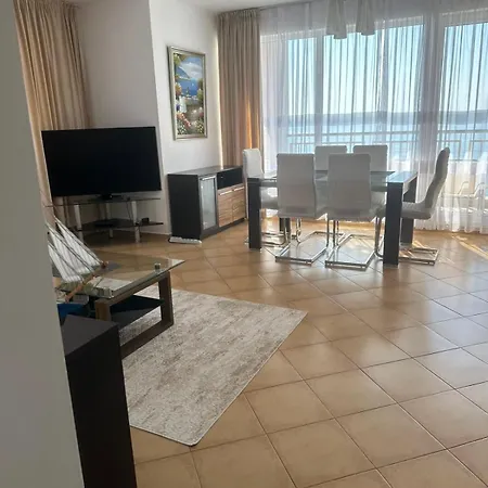 Bellevue Beachfront Paradise Apartment *