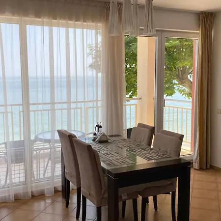 Bellevue Beachfront Paradise Apartment