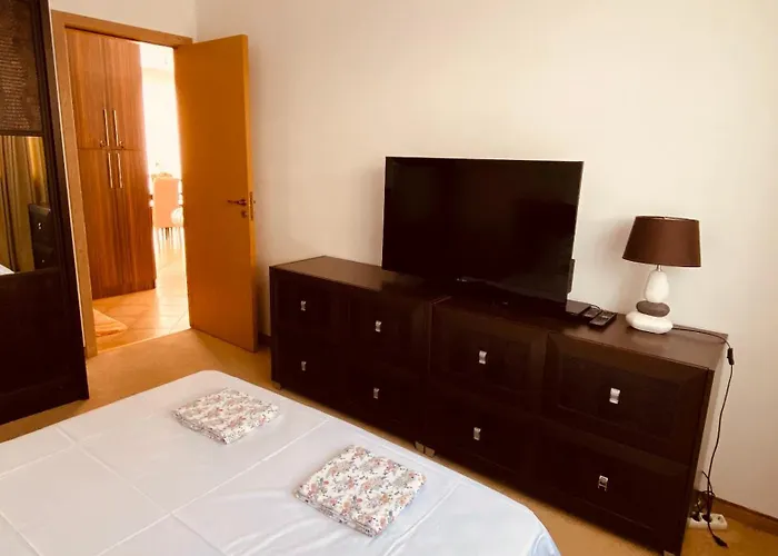 Daire Bellevue Beachfront Paradise