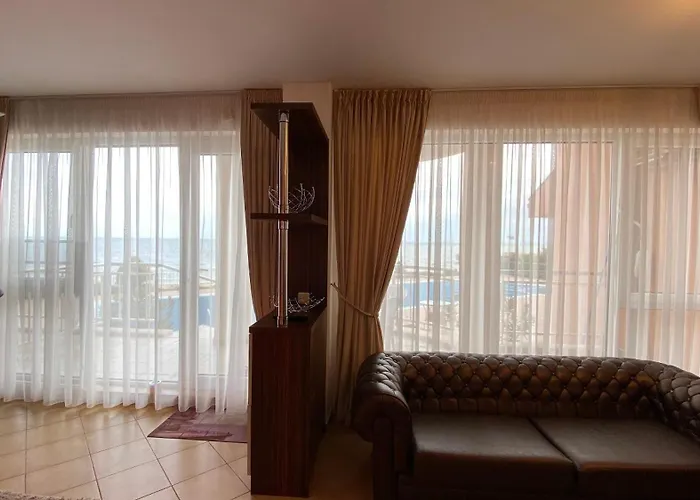 Bellevue Beachfront Paradise Daire